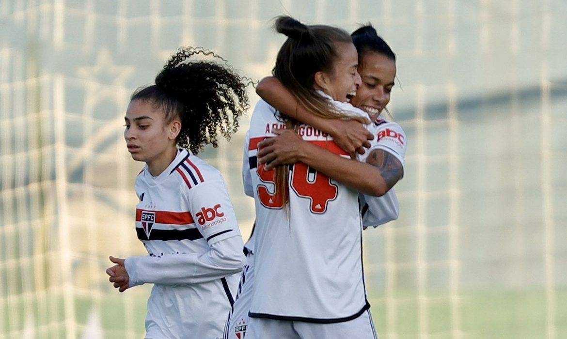 São Paulo vira sobre o Santos na Vila e avança à final do Paulistão Feminino  nos pênaltis