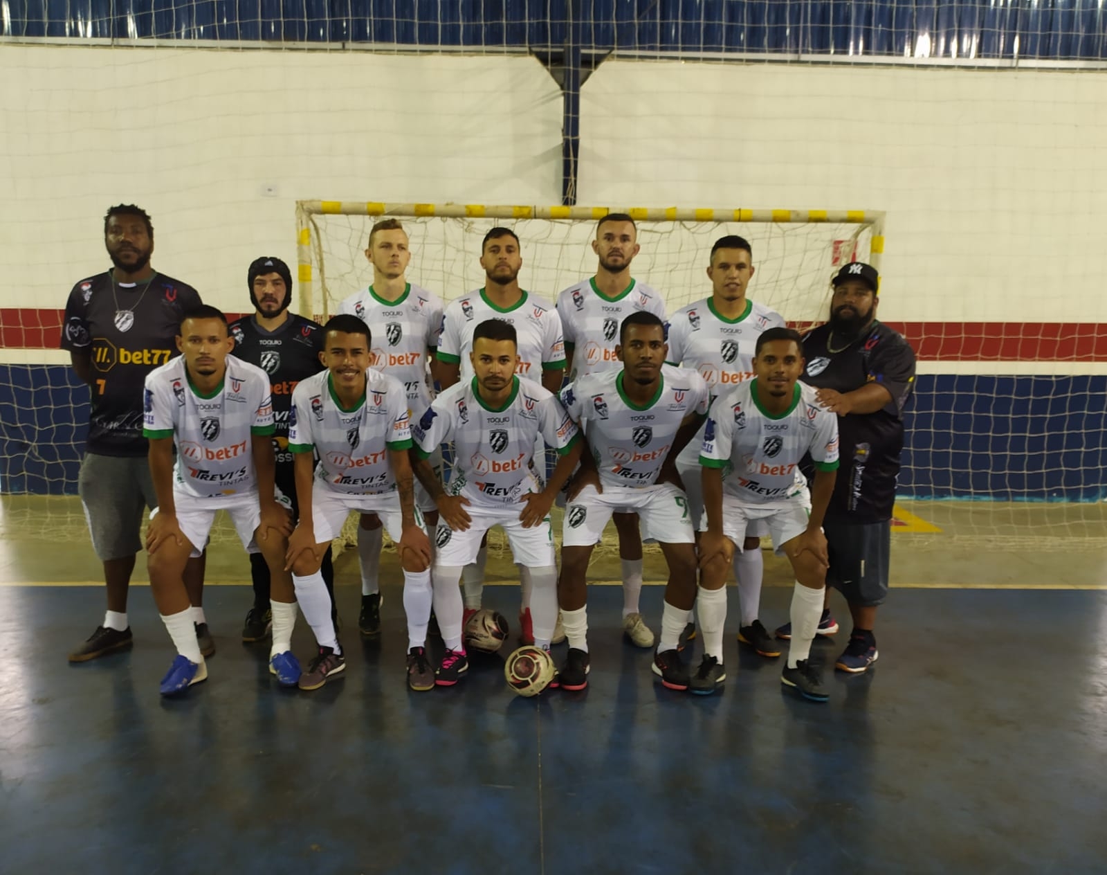 Com Lagoão lotado, Apucarana Futsal vence e fica perto da Série